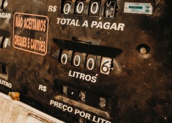 Oil price remain drowned by growing expectation of huge oversupply