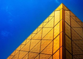 The gold price holding on to $1,640