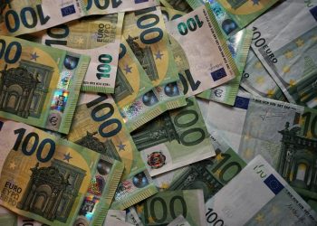 Euro losing ground to all other major currencies