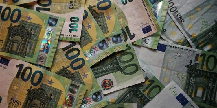 Euro losing ground to all other major currencies