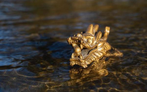 Gold slightly suffering against renew strength of greenback