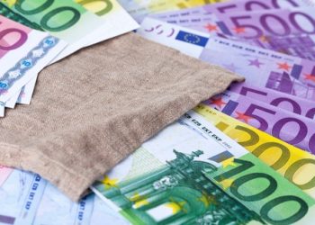 Euro continues to weaken in relation to its peers during early Thursday trading