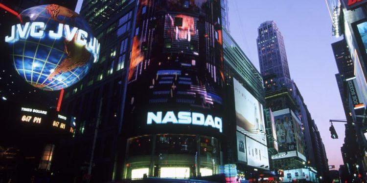 Nasdaq Technical Analysis – Opposing Patterns